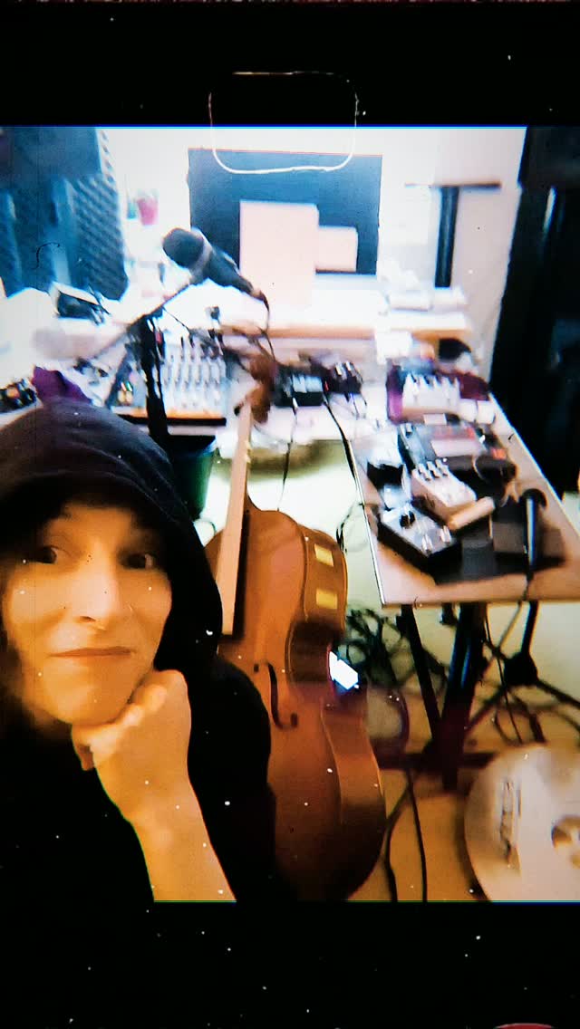 This is (not) my face when I go for a "score" which goes lost in a new one by any run-through.
There are still some hours left to coordinate thoughts and hands.
See you on Saturday (September 12th) at @ausland.berlin